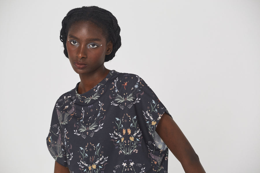 BSD26SS-18 Dance In The Garden Tee BLACK